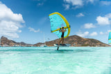 Duotone Unit D/LAB 2027 Kitesegel gelb-blau in Aktion über türkisem Wasser mit Kitesurfer