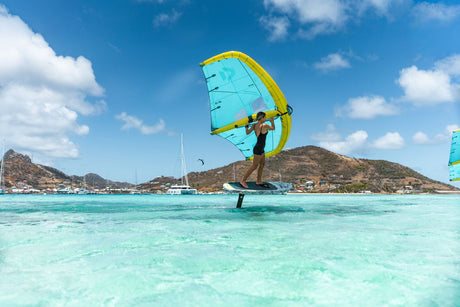 Duotone Unit D/LAB 2027 Kitesegel gelb-blau in Aktion über türkisem Wasser mit Kitesurfer