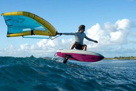 Duotone Unit D/LAB 2027 Kite in Blau-Gelb, Kiteboard in Pink, Kitesurfer auf dem Wasser