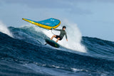Duotone Unit D/LAB 2027 Kiteboard in Blau-Gelb, von einem Kitesurfer in Aktion auf dem Wasser verwendet