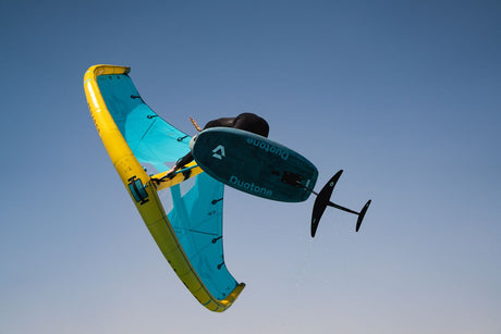 Duotone Unit D/LAB 2027 Kite in Blau und Gelb mit schwarzem Trapez, Draufsicht vor blauem Himmel