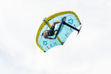Duotone Unit D/LAB 2027 Kite in Gelb und Hellblau mit Athlet in Flugposition von oben
