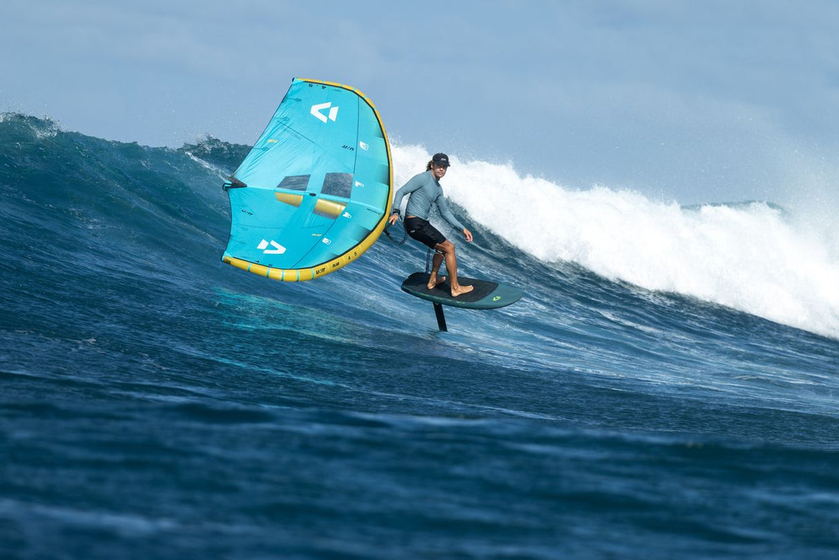 Duotone Unit D/LAB 2027 Kitesegel blau-gelb in Aktion auf Welle, Kitesurfer in Bewegung