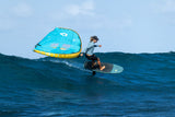 Duotone Unit D/LAB 2027 Kitesegel blau-gelb in Aktion auf dem Wasser mit Kitesurfer