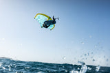 Duotone Unit D/LAB 2027 Kiteschirm in Hellblau und Gelb mid-air über dem Wasser beim Kitesurfen