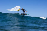 Duotone Unit SLS 2027 Kite-Board weiß-gelb mit Surfer auf Welle in Aktion