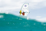 Duotone Unit SLS 2027 Windsurfboard weiß-blau mit Segel auf türkisem Wasser, Frontalansicht
