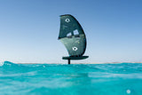 Duotone Unit SLS 2027 Kite in Dunkelgrün-Duotone, auf Wasser in Frontalansicht, Kitesurfing-Ausrüstung