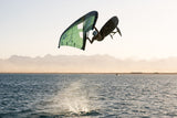 Duotone Unit SLS 2027 Kitesegel in Grün-Schwarz, in Aktion über dem Wasser mit Kiter in Sprungposition