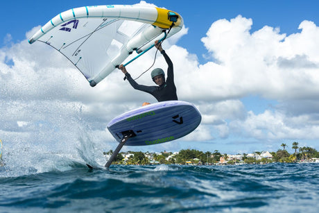 Duotone Unit SLS Concept Blue 2027 Kite-Foilboard in Aktion auf dem Wasser mit Kite und Fahrer in Sprung