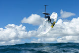 Duotone Unit SLS Concept Blue 2027 Kiteboard weiß-blau in Aktion über Wasser, Sprungperspektive