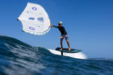 Duotone Unit SLS Concept Blue 2027 Kiteboard weiß-blau in Aktion auf dem Wasser, Fahrer auf Board mit gespanntem Segel