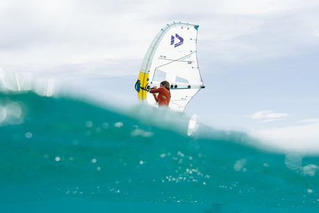 Duotone Unit SLS Concept Blue 2027 Windsurfboard in Blau auf dem Wasser, Frontalansicht mit Surfer