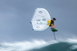 Duotone Unit SLS Concept Blue 2027 Kite in Weiß-Blau, Kitesurfer in Aktion auf Welle, Frontalansicht