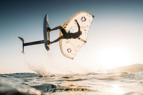 Duotone Unit SLS Concept Blue 2027 Kiteboard mit Rider in Action über Welle, Frontalansicht