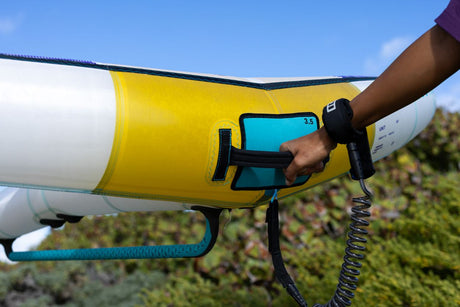 Duotone Unit SLS Concept Blue 2027 Kiteboard mit gelbem und weißem Design, türkisem Griff und Bindungssystem in Nahaufnahme