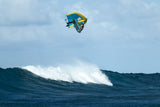 Duotone Sky Style SLS 2027 Kiteboard in Blau-Gelb über Welle in Aktion