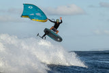 Duotone Sky Style SLS 2027 Kiteboard in Blau-Gelb, Kitesurfer in Aktion auf Welle, Seitenansicht