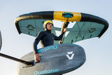 Duotone Sky Style SLS 2027 Kite in Gelb und Schwarz, Sportler trägt Helm und hält Kite, Frontalansicht
