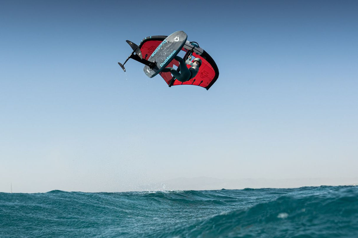 Duotone Sky Style SLS 2027 Kite in Rot-Grau, von oben über dem Meer fotografiert, Kiteboarding-Ausrüstung