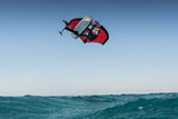 Duotone Sky Style SLS 2027 Kite in Rot-Grau, von oben über dem Meer fotografiert, Kiteboarding-Ausrüstung