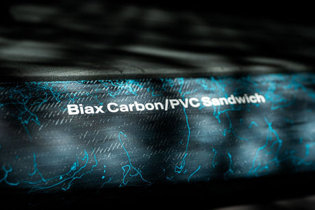 Duotone Sky Style SLS 2027 Kiteboard mit Biax Carbon/PVC Sandwich Konstruktion, Detailaufnahme des Belags