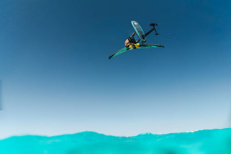 Duotone Sky Style SLS 2027 Kiteboard in Gelb und Grün mit schwarzen Streben, Luftaufnahme über türkisblauem Wasser