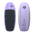 Duotone Sky Style 2027 Wakeboard in Violett mit Streifenmuster, Draufsicht und Unterseite, schwarze Bindungsfläche und grünes Logo sichtbar