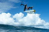 Duotone Sky Style 2027 Kiteboard weiß-gelb mit Sportler in Sprung über Meer vor blauem Himmel