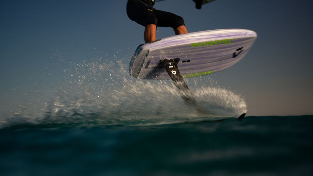 Duotone Sky Style 2027 Wakeboard in Weiß und Grün, Fahrer in Action auf dem Wasser, dynamische Perspektive mit Spritzern