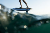 Duotone Sky Style 2027 Foil-Board in Blau mit Surfer in Action über Wasser