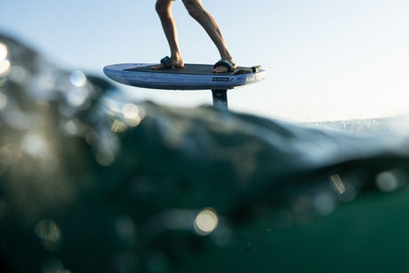 Duotone Sky Style 2027 Foil-Board in Blau mit Surfer in Action über Wasser