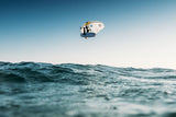 Kitesurfer mit weißem Duotone Sky Style 2027 Kite über blauem Meer in Action-Perspektive