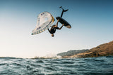 Duotone Sky Style 2027 Kitesurfing-Kite in Weiß und Blau, Athlet in Sprung über Meer, Action-Perspektive