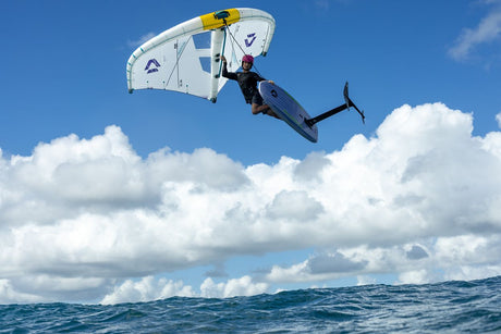 Duotone Sky Style 2027 Kitesegel weiß-gelb mit Sportler in Aktion über dem Wasser, Frontalansicht