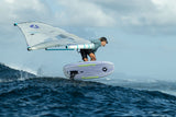 Duotone Sky Style 2027 Windsurfboard in Blau-Weiß, Athlet in Aktion auf dem Wasser, seitliche Ansicht