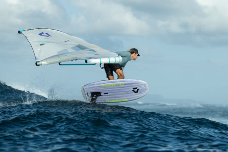 Duotone Sky Style 2027 Windsurfboard in Blau-Weiß, Athlet in Aktion auf dem Wasser, seitliche Ansicht