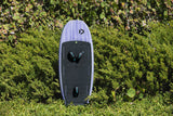 Duotone Sky Style 2027 Kiteboard mit hellem und dunklem Design, Draufsicht auf Gras