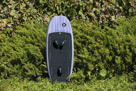 Duotone Sky Style 2027 Kiteboard mit hellem und dunklem Design, Draufsicht auf Gras