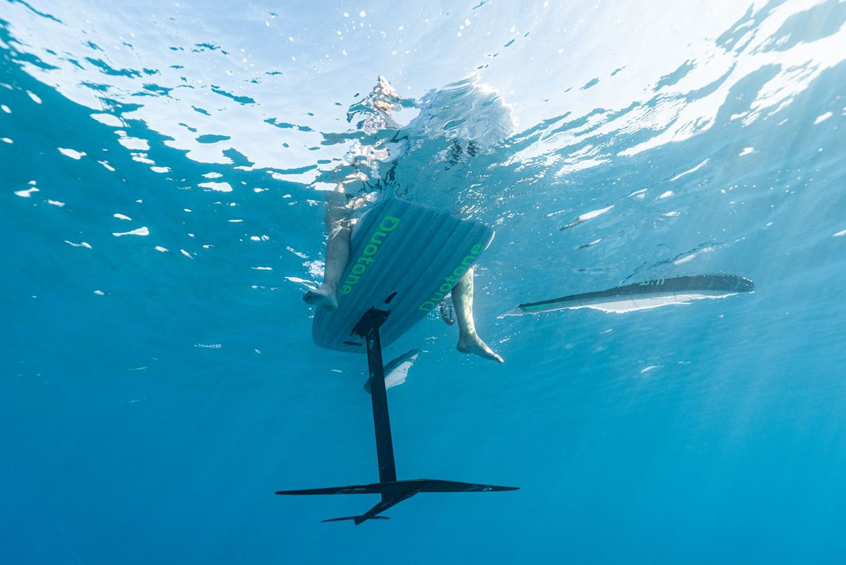 Duotone Sky Style 2027 Foilboard Unterwasseransicht mit Fisch in blauem Meer