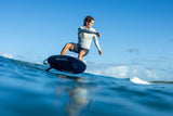 Duotone Crush SLS 2027 Kiteboard in Blau und Weiß, Fahrer auf Welle im Wasser von vorne