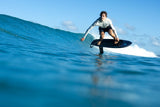 Duotone Crush SLS 2027 Surfboard dunkelblau, Surfer in Aktion auf Welle, Frontalansicht im Wasser