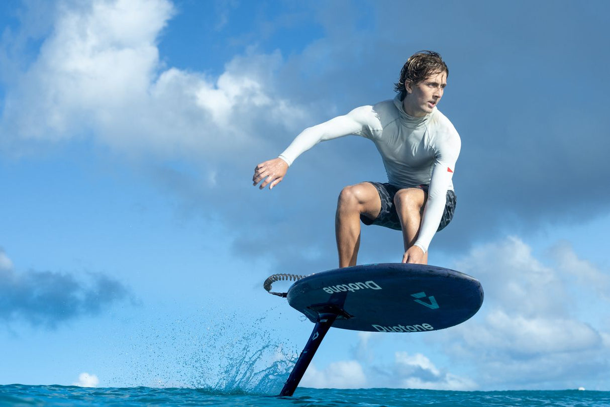 Duotone Crush SLS 2027 Foilboard in Schwarz-Weiß, Sportler beim Foilen auf dem Wasser