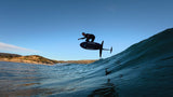 Duotone Crush SLS 2027 Kiteboard in Duotone-Farben, Athlet in Action über Welle, Wassersport-Perspektive