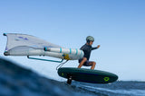 Duotone Skybrid SLS 2027 Kite in Blau-Weiß, Athlet trägt Kite beim Kitesurfen auf dem Wasser