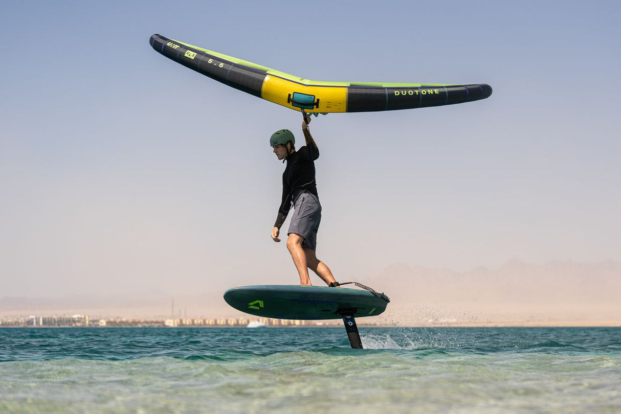 Duotone Skybrid SLS 2027 Kite mit gelbem und schwarzem Segel, Kitesurfer in Aktion über dem Wasser