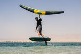 Duotone Skybrid SLS 2027 Kite mit gelbem und schwarzem Segel, Kitesurfer in Aktion über dem Wasser
