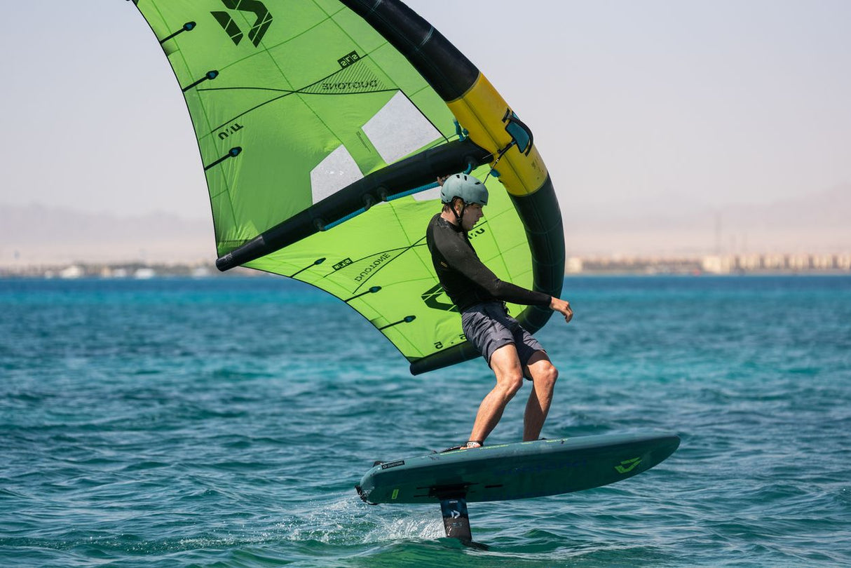 Duotone Skybrid SLS 2027 Kite in Grün-Schwarz, Sportler beim Kitesurfen auf dem Wasser, Frontalansicht