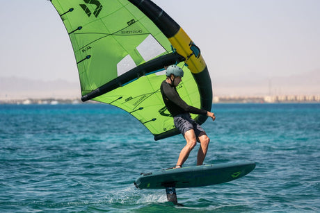 Duotone Skybrid SLS 2027 Kite in Grün-Schwarz, Sportler beim Kitesurfen auf dem Wasser, Frontalansicht