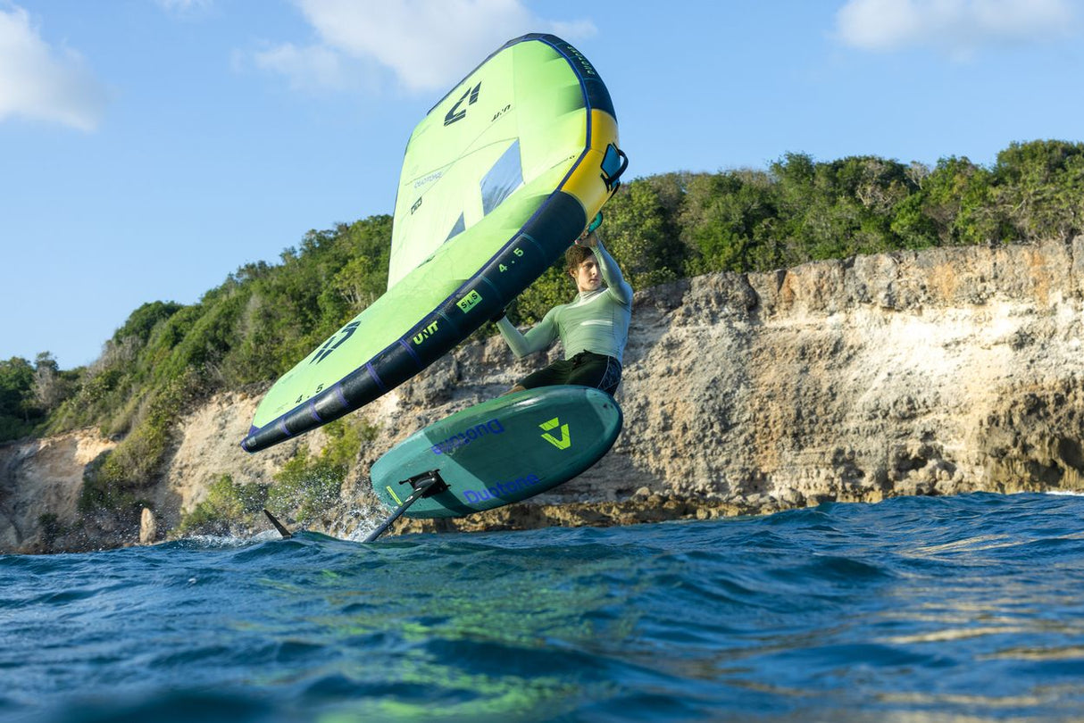 Duotone Skybrid SLS 2027 Kite in Gelb-Grün und Dunkelblau, Wassersportgerät in Aktion über dem Meer